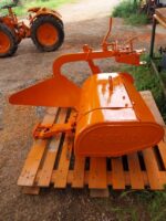 Tractor articulado Pasquali 910 con tracción a las cuatro ruedas, arado y cultivador. - Imagen 4