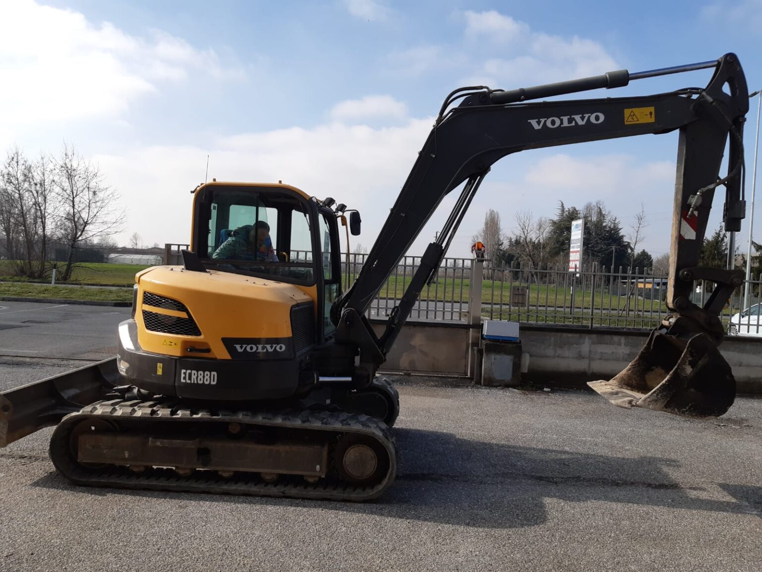 Excavadora-VOLVO-2.jpeg Excavadora VOLVO ECR88D - Imagen 1
