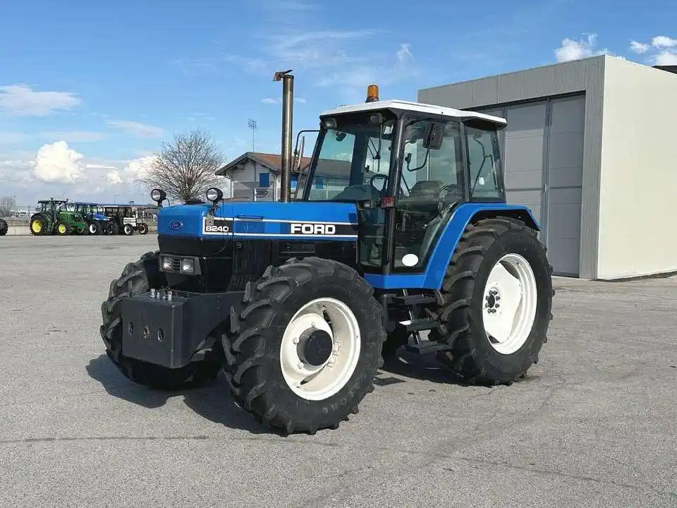 Ford_8240_4x4_4_1 Tractor Ford 8240 4x4 - Imagen 1