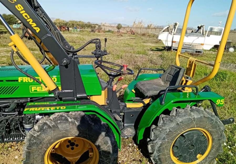 b736ec2a-95cb-4041-8790-1d2e90f8c422 Tractor Ferrari 95 - Imagen 1