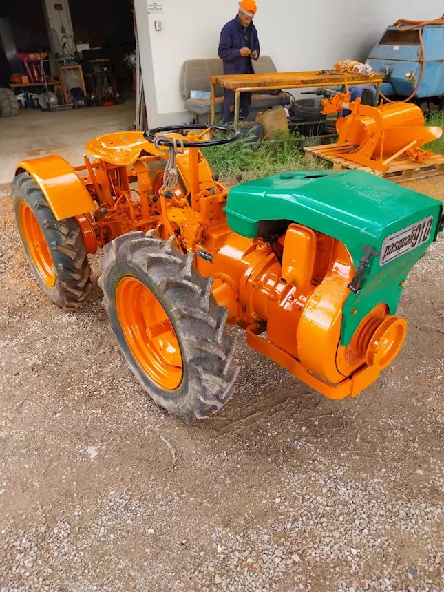 f6ed0ee2-86cf-4dac-b391-7eadfef54830 Tractor articulado Pasquali 910 con tracción a las cuatro ruedas, arado y cultivador. - Imagen 1
