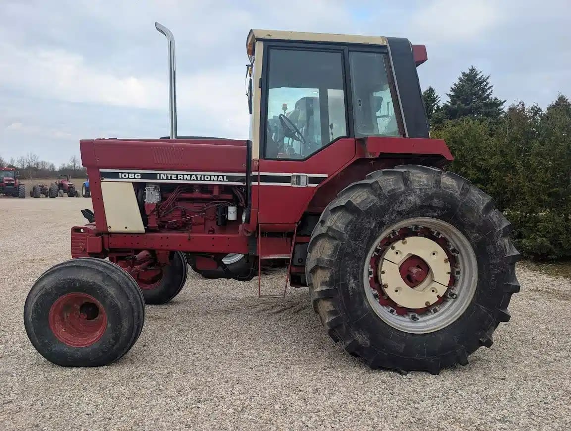fc49aaca-cede-418b-b49a-42bac572ac7a Tractor internacional 1086 - Imagen 1